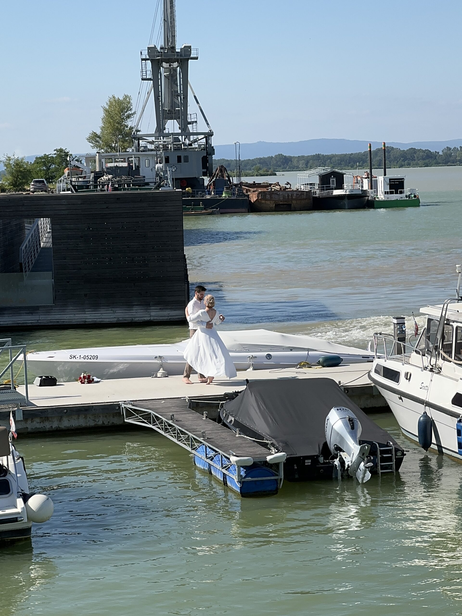 Novomanželia na móle v Yachter Clube Modrá Čajka v Čunove